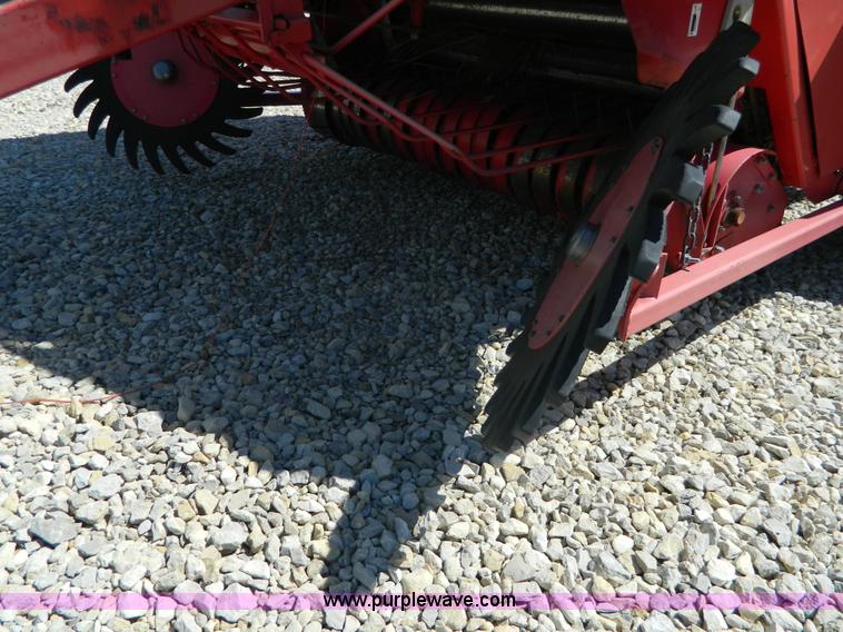 image for item J8867 1995 Gehl 1875 round baler