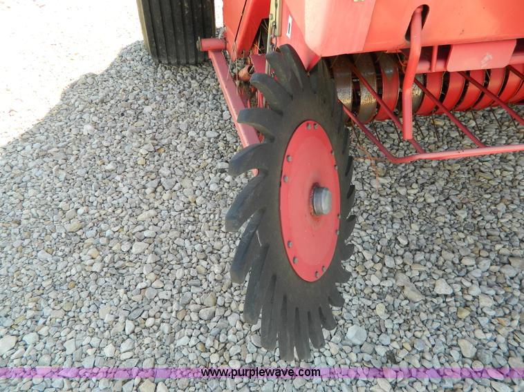 image for item J8867 1995 Gehl 1875 round baler