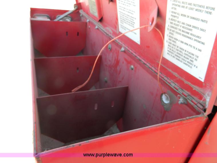 image for item J8867 1995 Gehl 1875 round baler