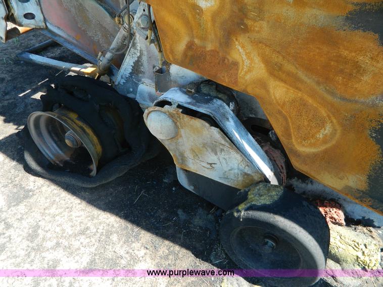 image for item J8868 2004 Vermeer 605M round baler