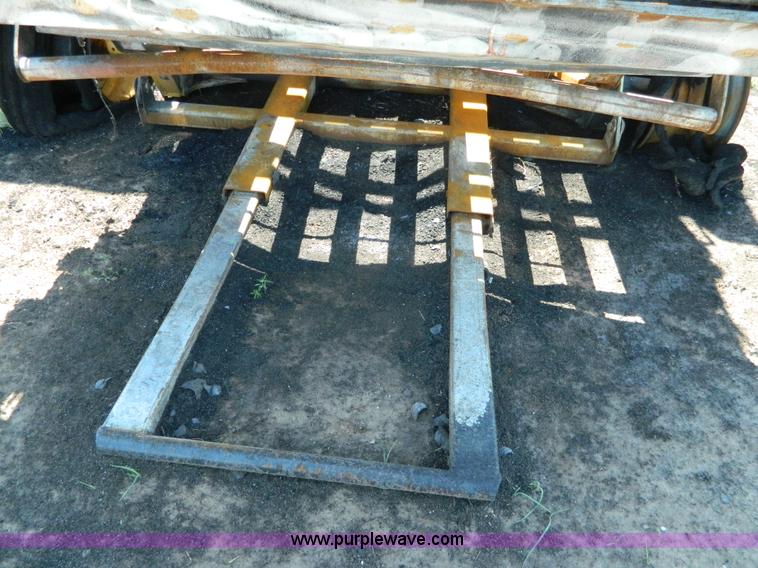 image for item J8868 2004 Vermeer 605M round baler