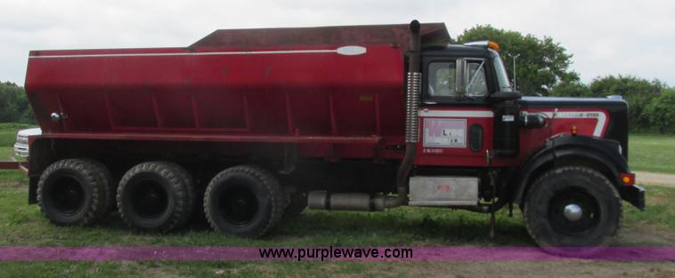 image for item K4048 1978 Western Star 4886-3 applicator truck