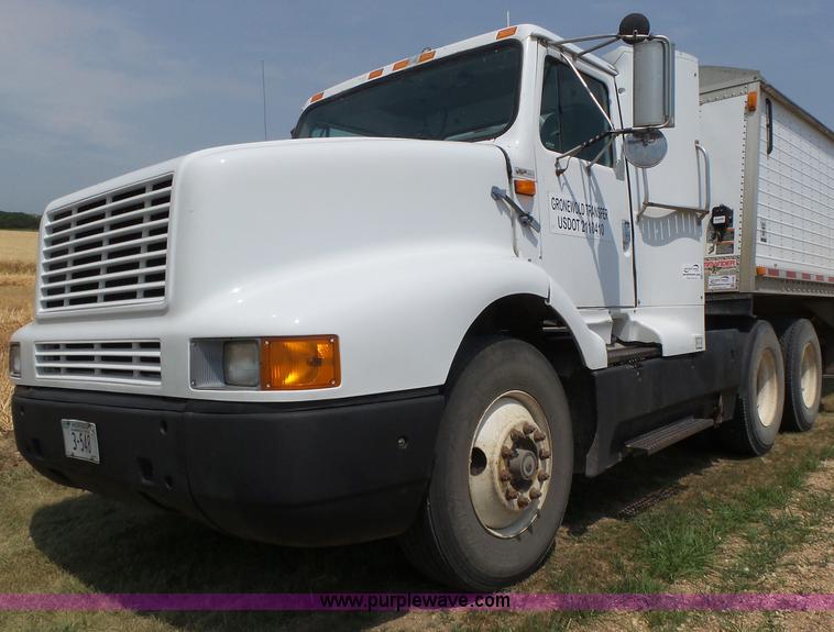 image for item K8367 1997 International 8200 semi truck