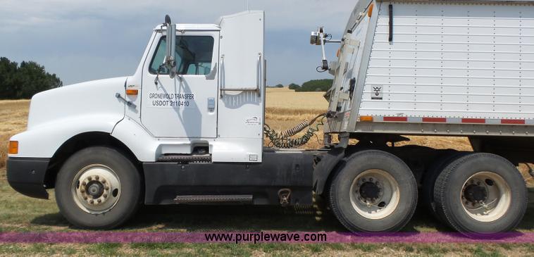 image for item K8367 1997 International 8200 semi truck
