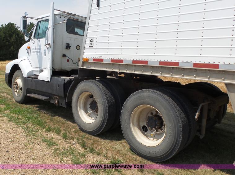 image for item K8367 1997 International 8200 semi truck
