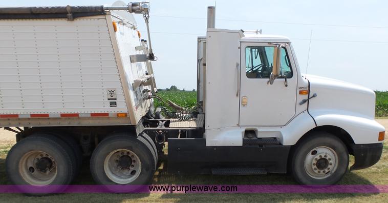 image for item K8367 1997 International 8200 semi truck