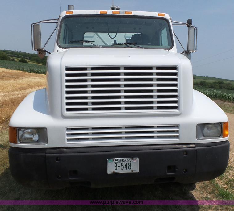 image for item K8367 1997 International 8200 semi truck