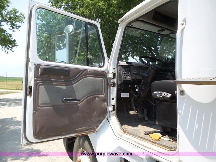 image for item K8367 1997 International 8200 semi truck