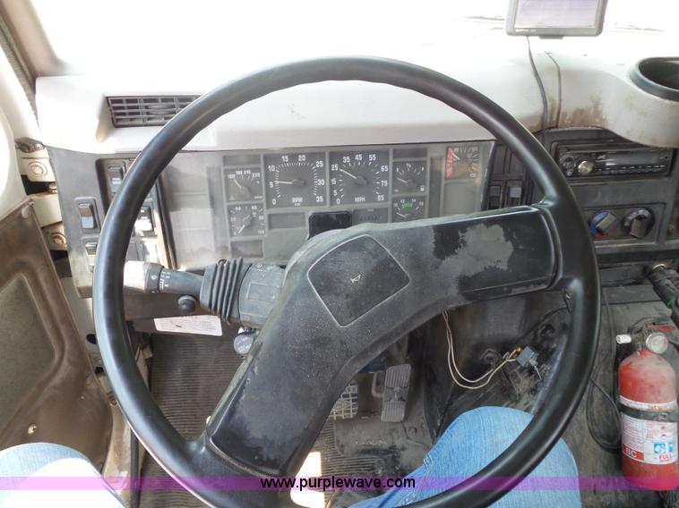 image for item K8367 1997 International 8200 semi truck