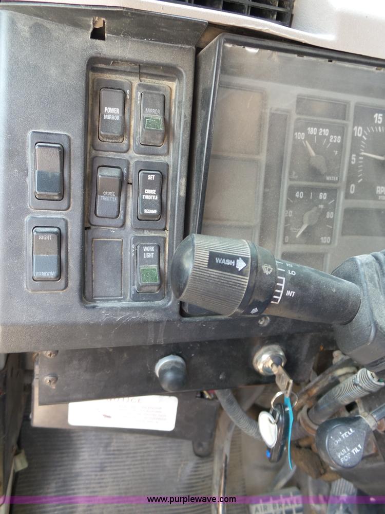 image for item K8367 1997 International 8200 semi truck