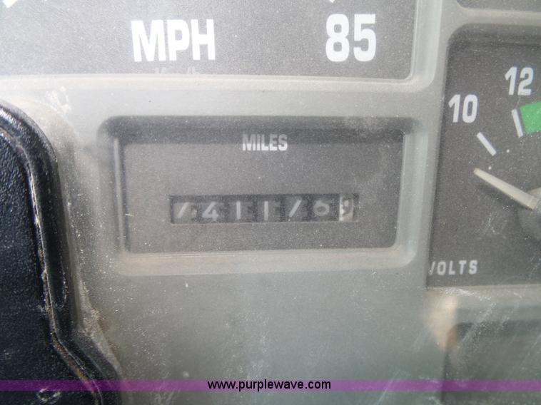 image for item K8367 1997 International 8200 semi truck