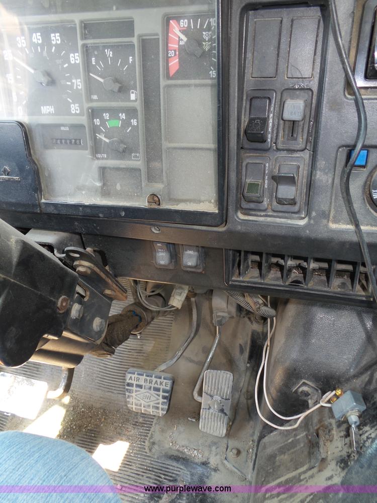image for item K8367 1997 International 8200 semi truck