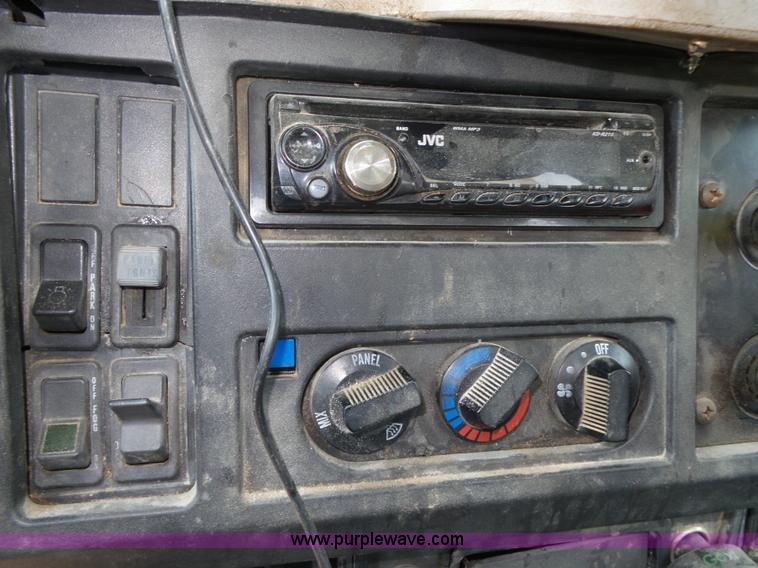 image for item K8367 1997 International 8200 semi truck