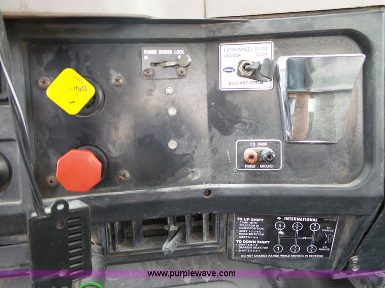 image for item K8367 1997 International 8200 semi truck