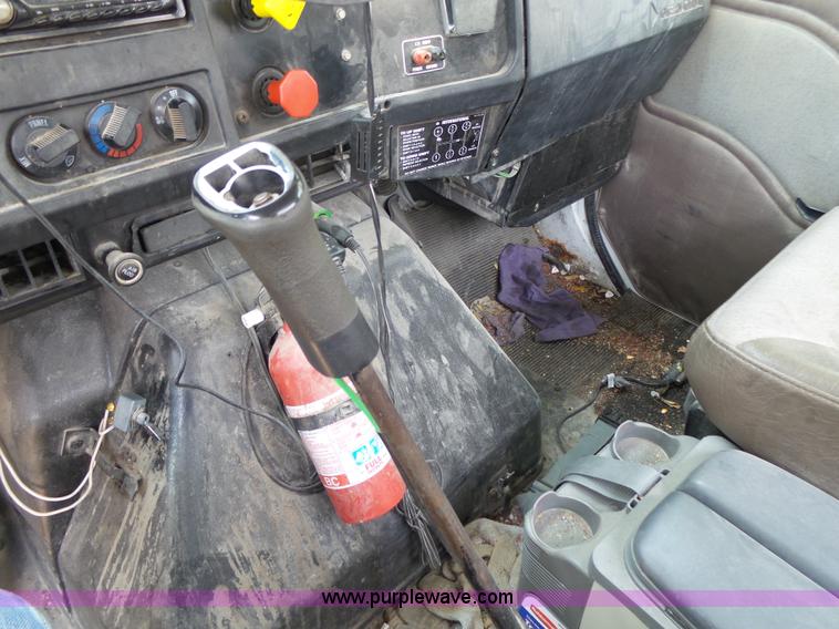 image for item K8367 1997 International 8200 semi truck