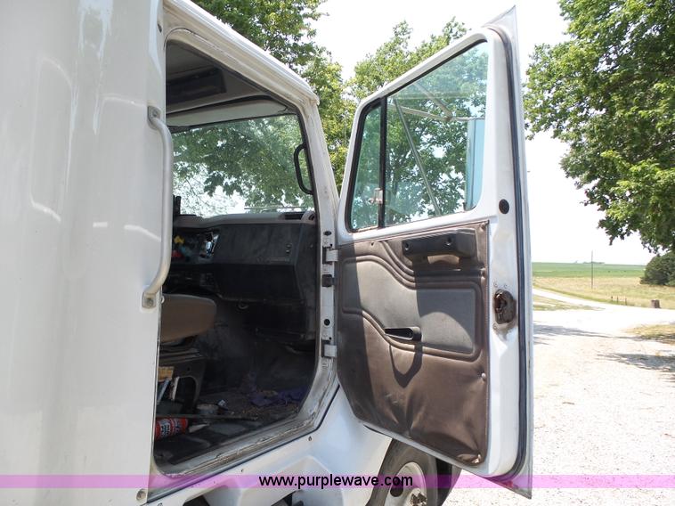 image for item K8367 1997 International 8200 semi truck