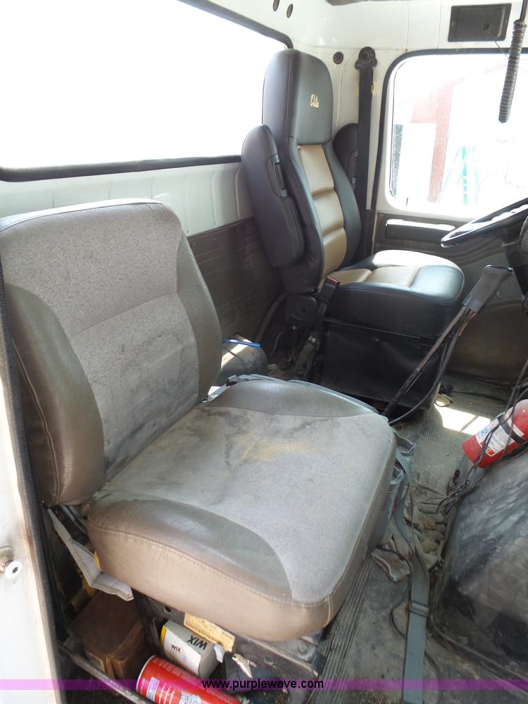 image for item K8367 1997 International 8200 semi truck