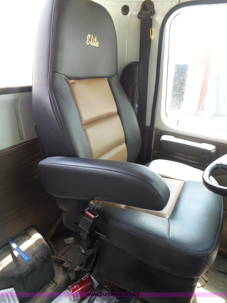 image for item K8367 1997 International 8200 semi truck