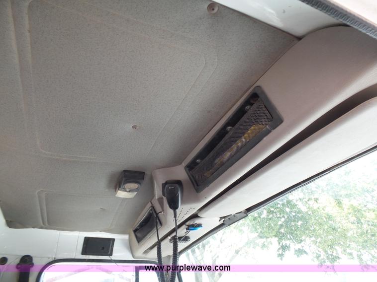 image for item K8367 1997 International 8200 semi truck