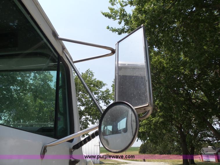 image for item K8367 1997 International 8200 semi truck