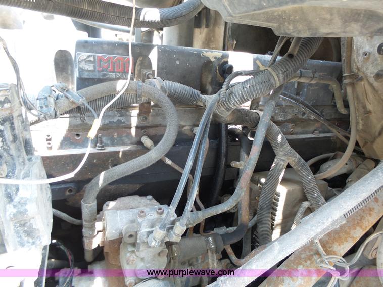 image for item K8367 1997 International 8200 semi truck