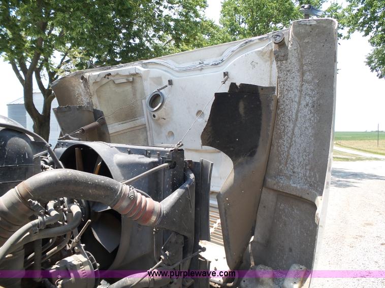 image for item K8367 1997 International 8200 semi truck