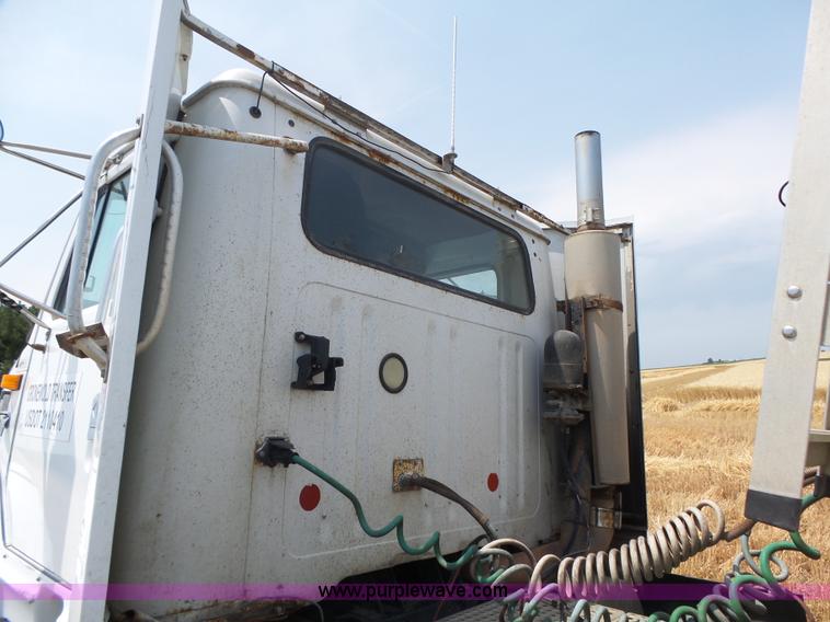 image for item K8367 1997 International 8200 semi truck