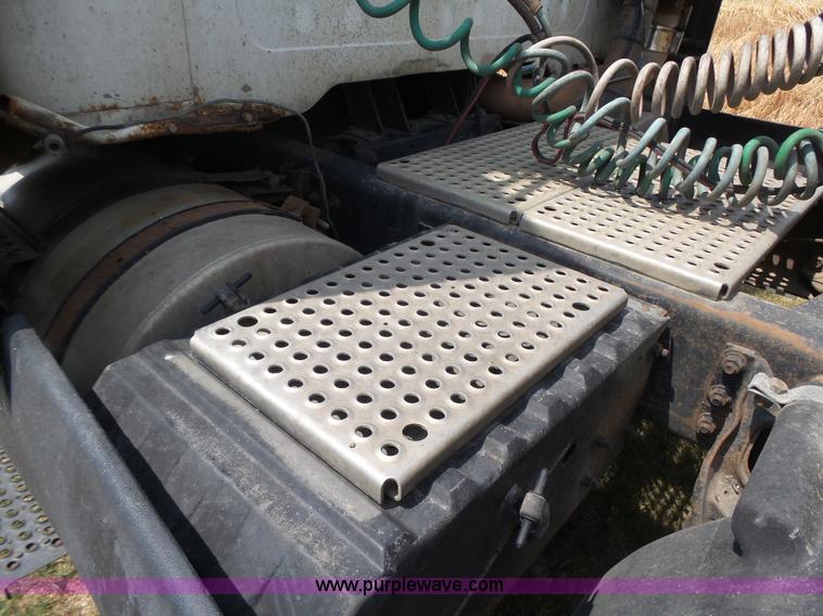 image for item K8367 1997 International 8200 semi truck