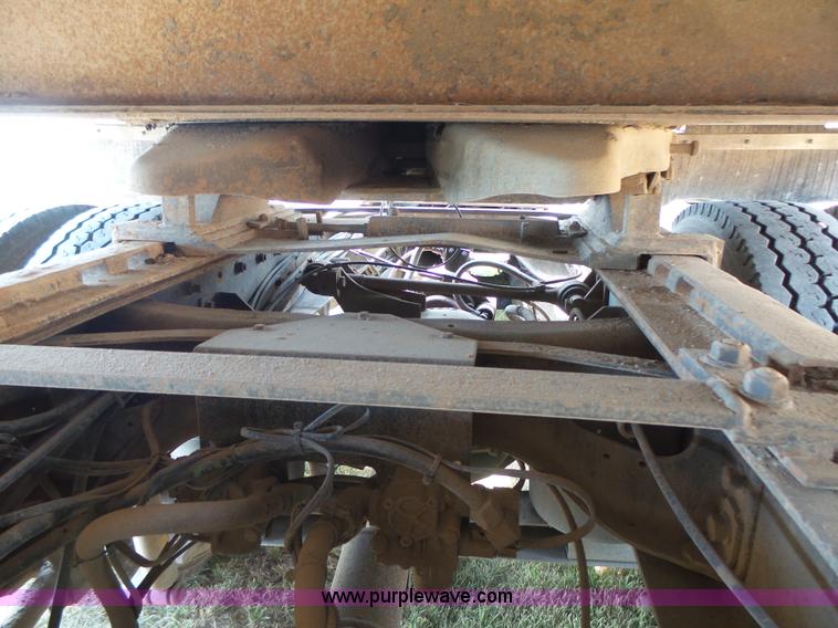 image for item K8367 1997 International 8200 semi truck