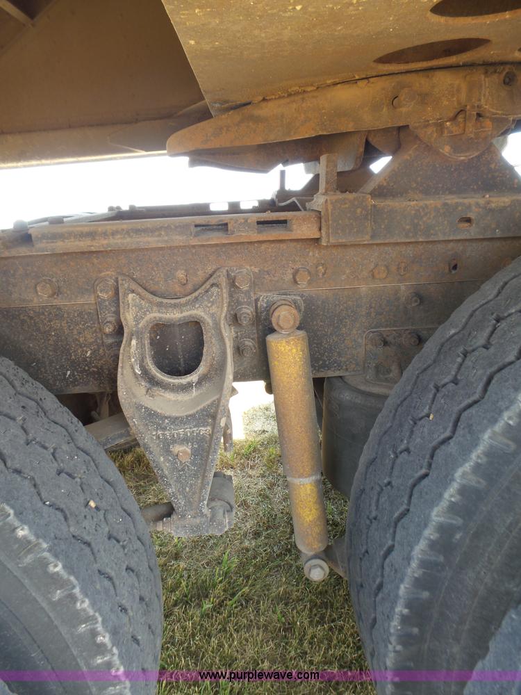 image for item K8367 1997 International 8200 semi truck