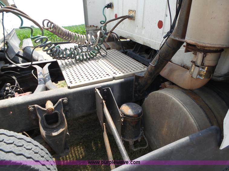 image for item K8367 1997 International 8200 semi truck