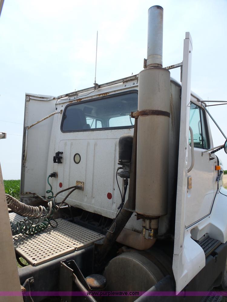 image for item K8367 1997 International 8200 semi truck