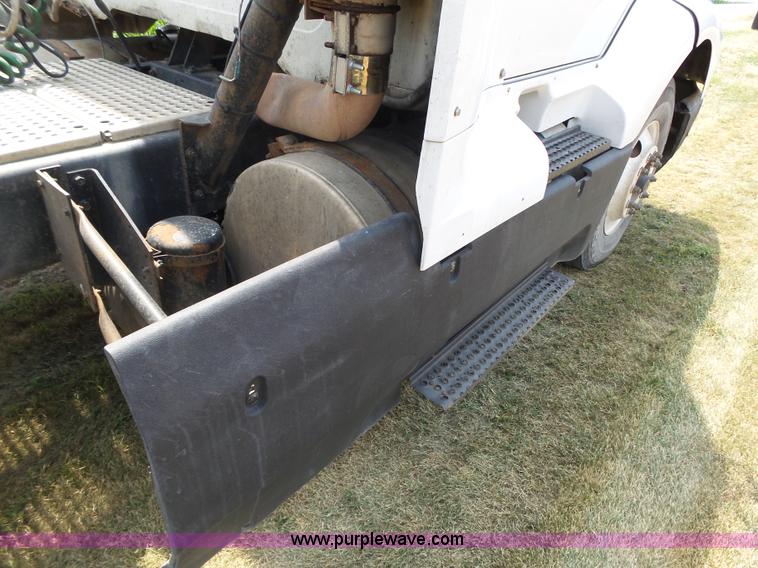 image for item K8367 1997 International 8200 semi truck