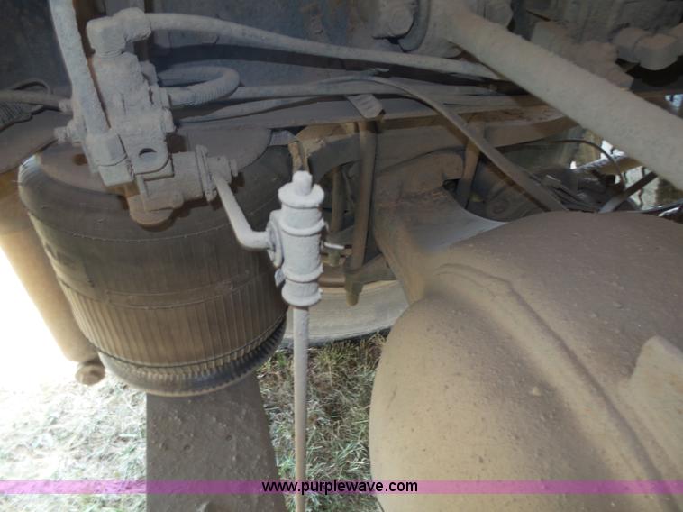 image for item K8367 1997 International 8200 semi truck