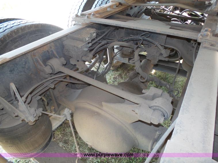 image for item K8367 1997 International 8200 semi truck