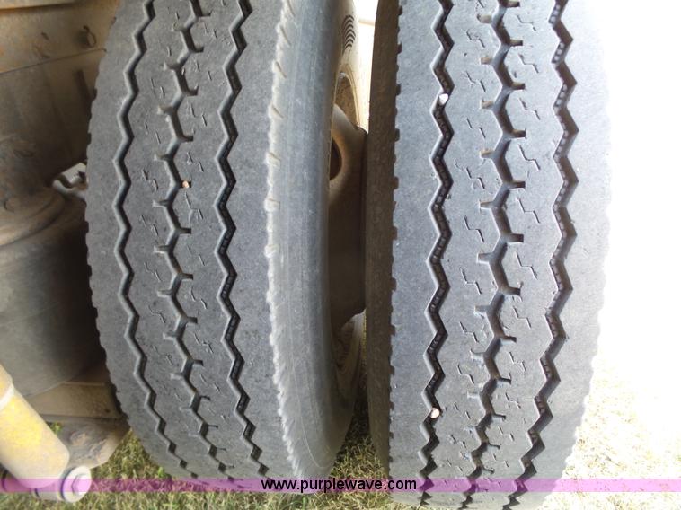 image for item K8367 1997 International 8200 semi truck