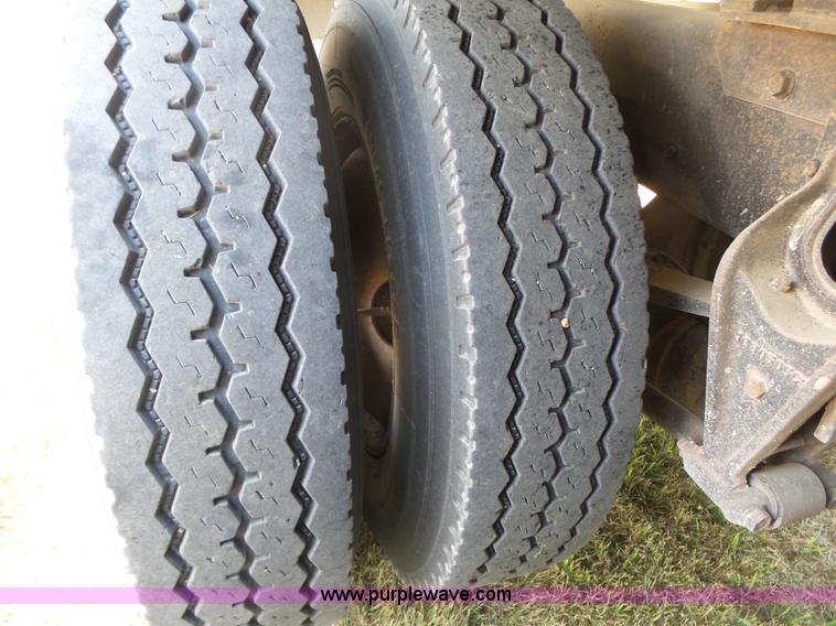 image for item K8367 1997 International 8200 semi truck