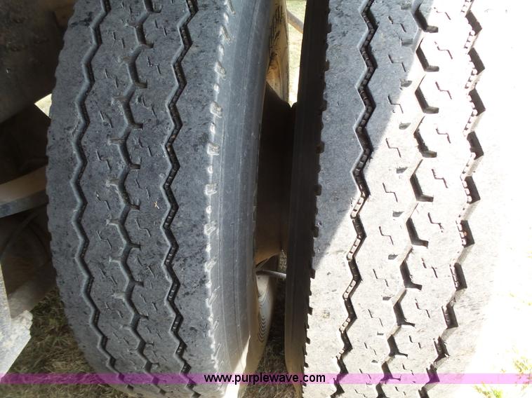 image for item K8367 1997 International 8200 semi truck