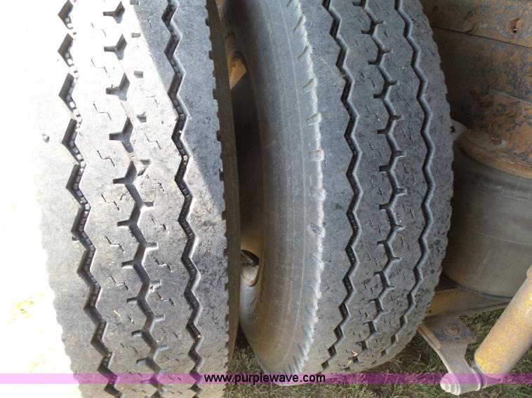 image for item K8367 1997 International 8200 semi truck