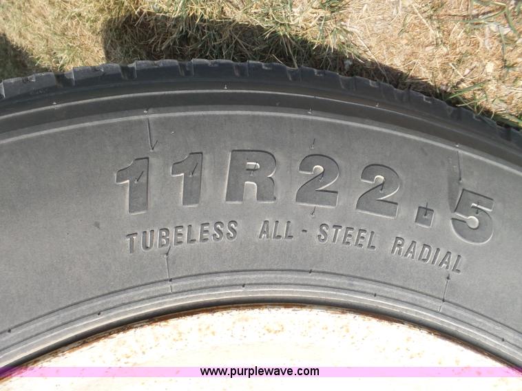 image for item K8367 1997 International 8200 semi truck