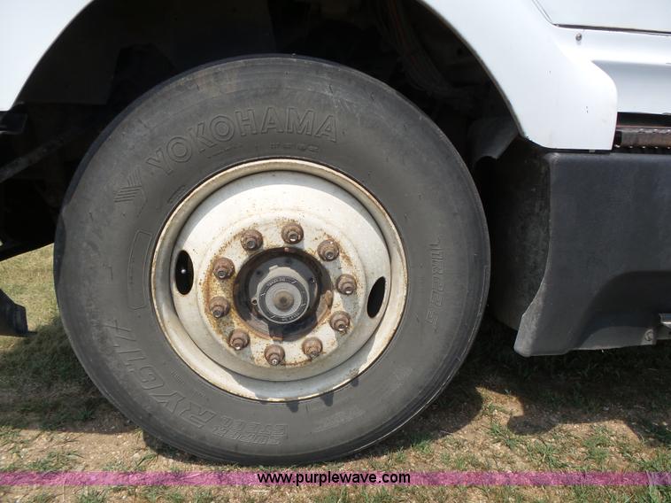 image for item K8367 1997 International 8200 semi truck