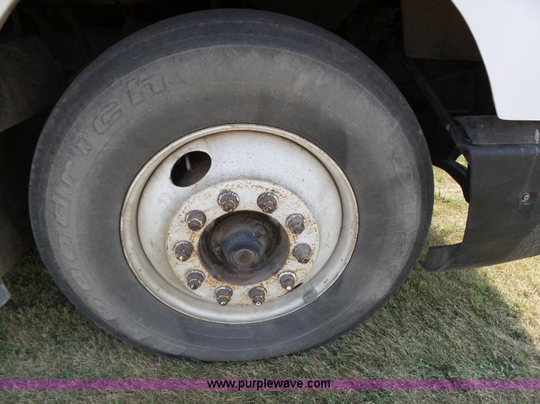 image for item K8367 1997 International 8200 semi truck