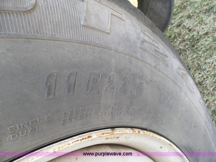 image for item K8367 1997 International 8200 semi truck