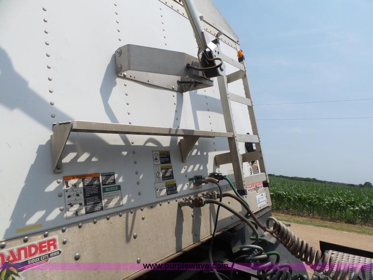 image for item K8368 2007 Wilson DWH-5000 double hopper grain trailer