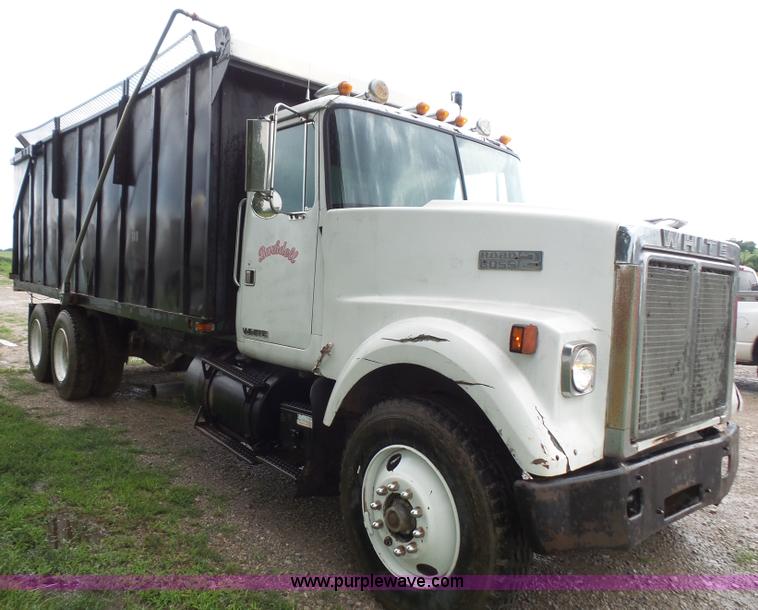 image for item L4836 1978 White Road Boss 2 silage/grain truck