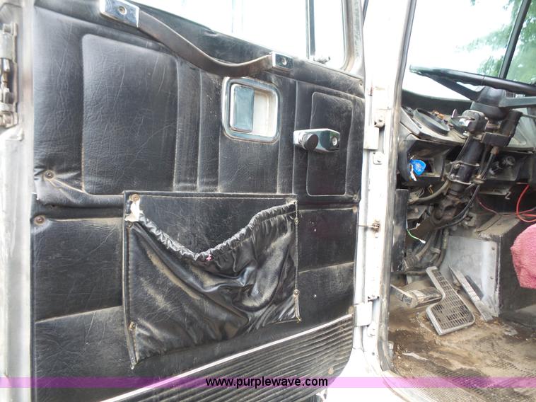 image for item L4836 1978 White Road Boss 2 silage/grain truck