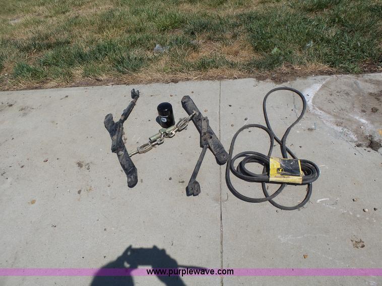 image for item L6151 1999 John Deere 4200 tractor