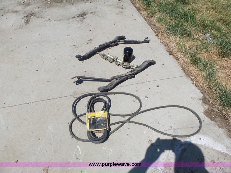 image for item L6151 1999 John Deere 4200 tractor