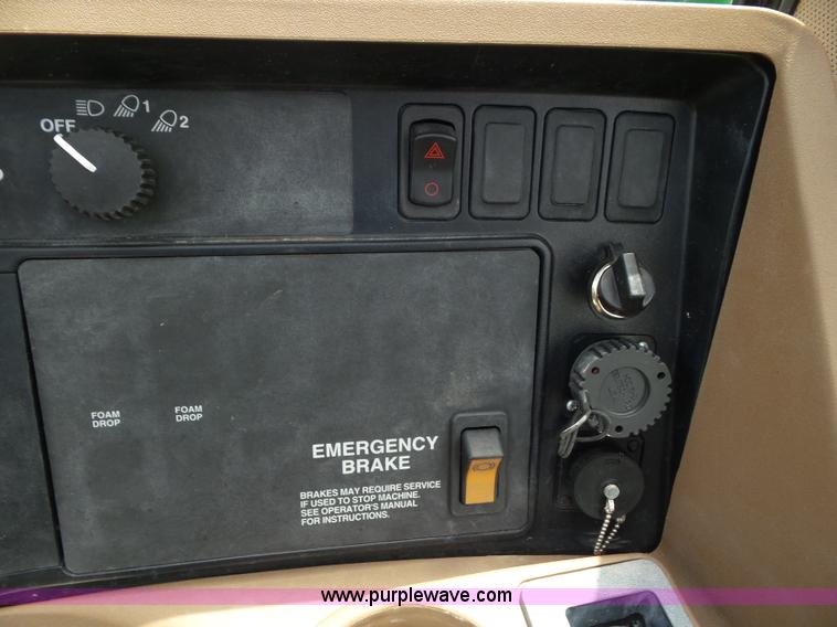 image for item L6753 2009 John Deere 4830 self-propelled sprayer