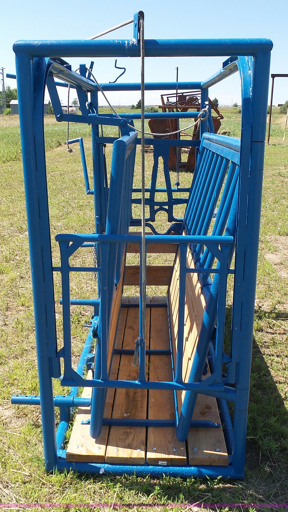 Livestock chute Item BY9511 SOLD! July 27 Ag Equipment A...